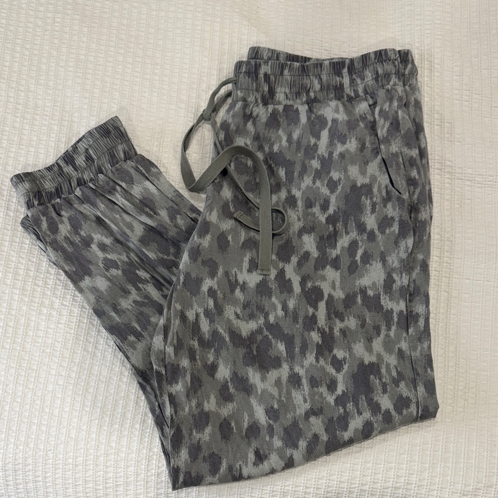 Cloth & Stone Gray Leopard Print Pants